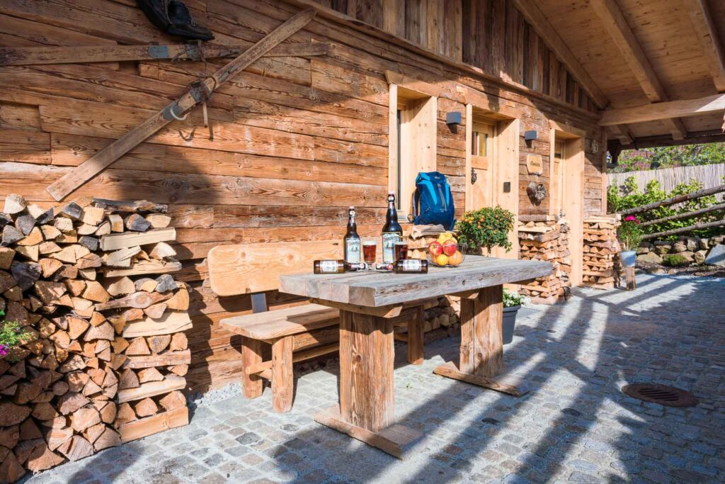 almhuette-bayerischer-wald-luxus-chalets-brotzeit-aussenansicht