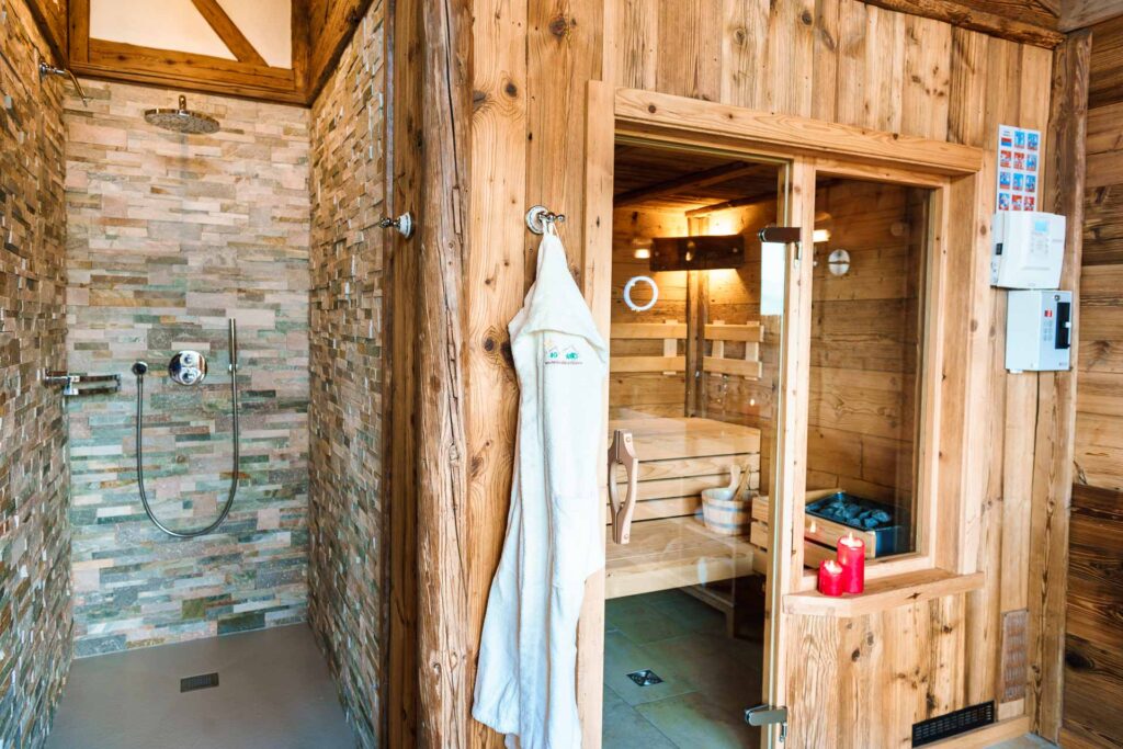 almhuette-bayerischer-wald-luxus-chalets-sauna-dusche