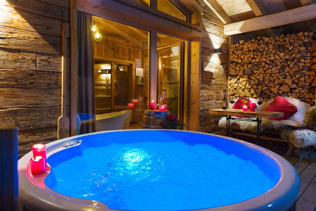 almhuette-bayerischer-wald-luxus-chalets-whirl-pool-terrasse