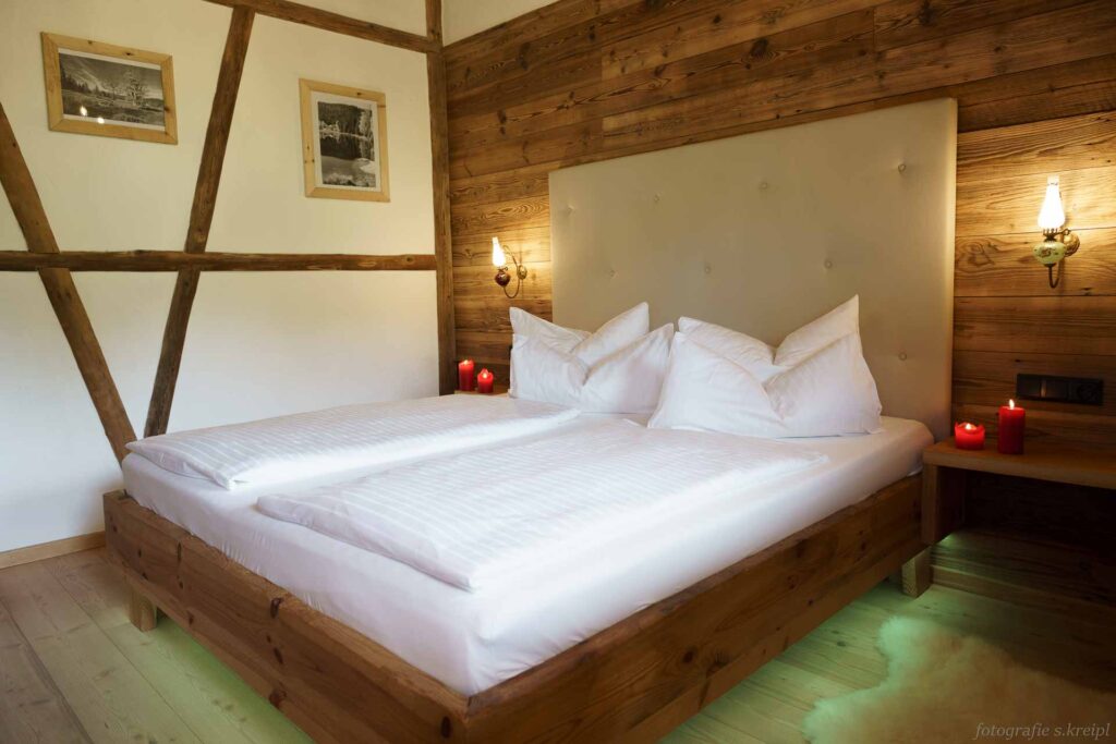 romantikhuette-bayerischer-wald-chalets-schlafen-doppelbett